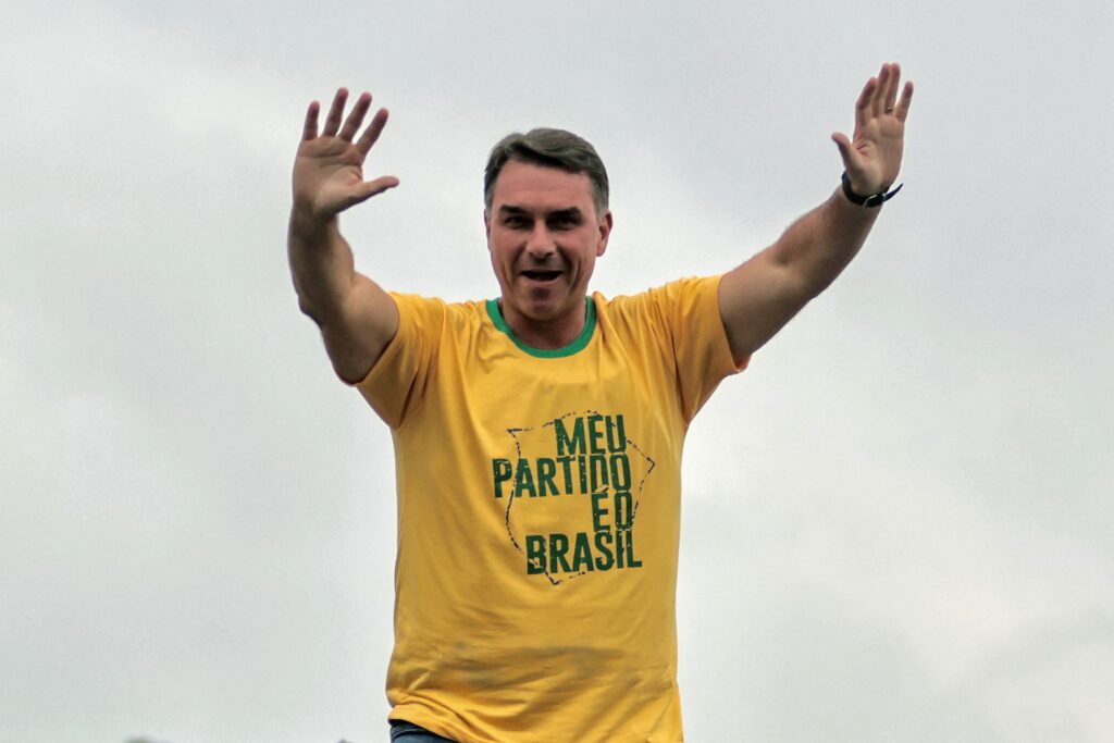 Br&eacute;sil : Fl&aacute;vio Bolsonaro cr&eacute;e la surprise, devance Lula et place la droite aux portes du pouvoir