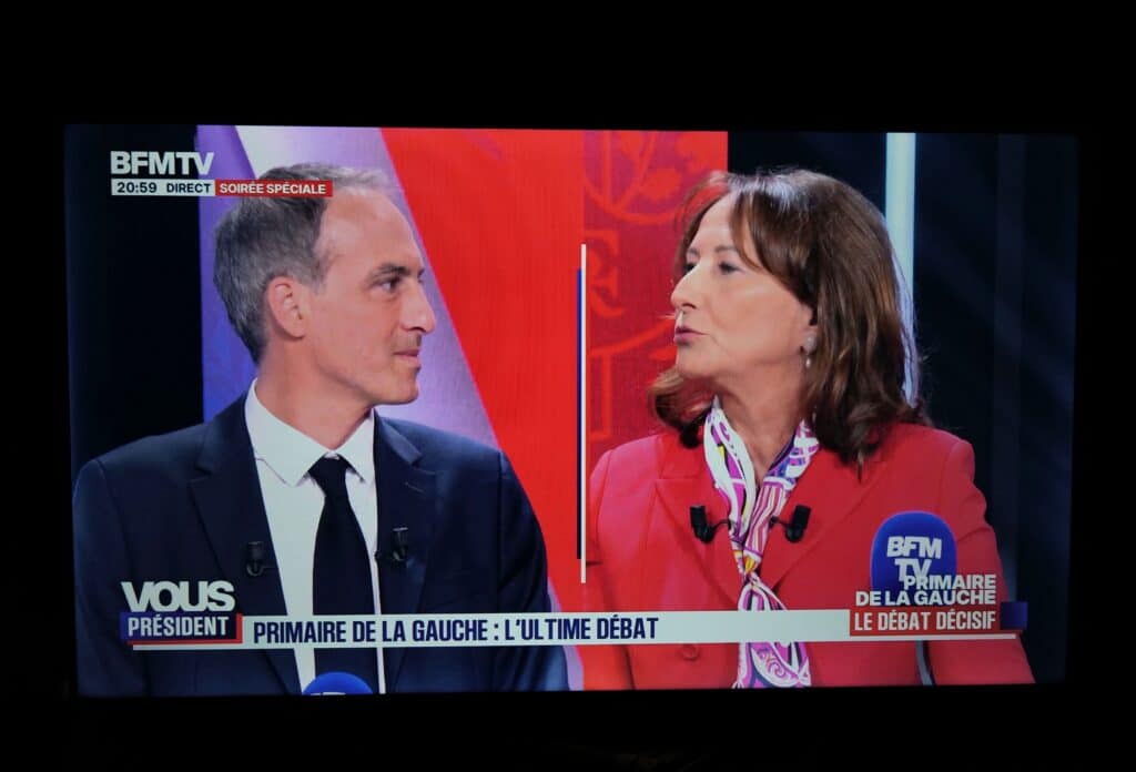 &laquo; Il re&ccedil;oit des antis&egrave;ches sur son portable &raquo; : Royal accuse Glucksmann de tricher pendant le d&eacute;bat de la gauche