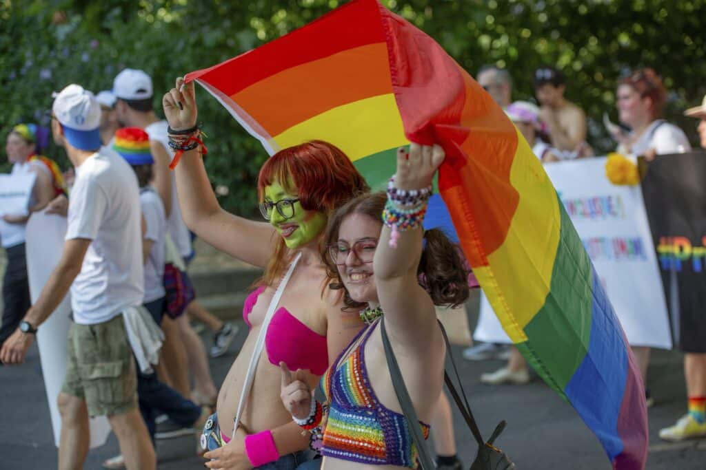 Les adolescentes am&eacute;ricaines se d&eacute;clarent beaucoup moins souvent bisexuelles : un ph&eacute;nom&egrave;ne qui intrigue les chercheurs