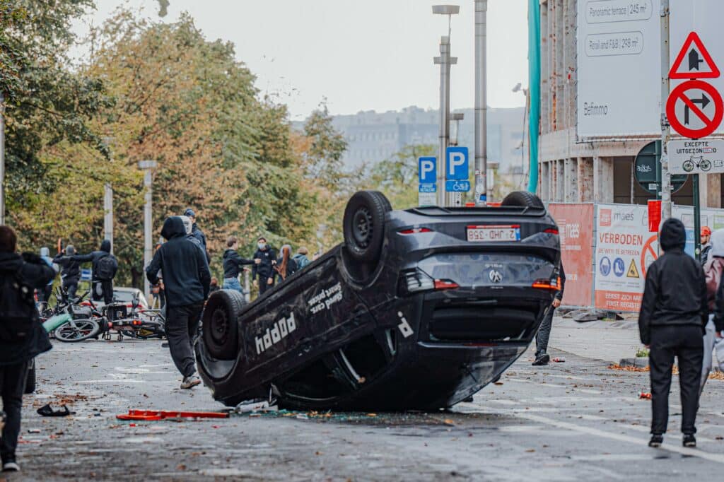 &Eacute;meutes &agrave; Bruxelles : huit voitures Poppy vandalis&eacute;es, dont deux incendi&eacute;es, l'entreprise d&eacute;nonce des pertes non assur&eacute;es