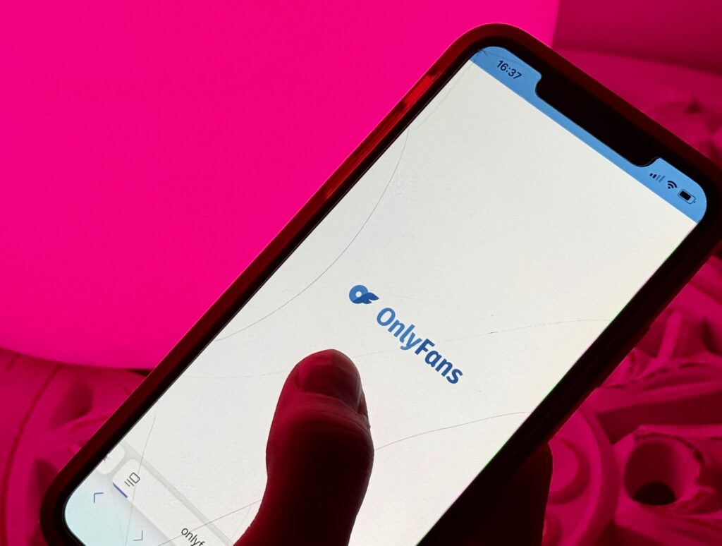 Photos d&eacute;nud&eacute;es, vid&eacute;os X et messages intimes : les Belges pourraient d&eacute;penser 34 millions d&rsquo;euros sur OnlyFans en 2026