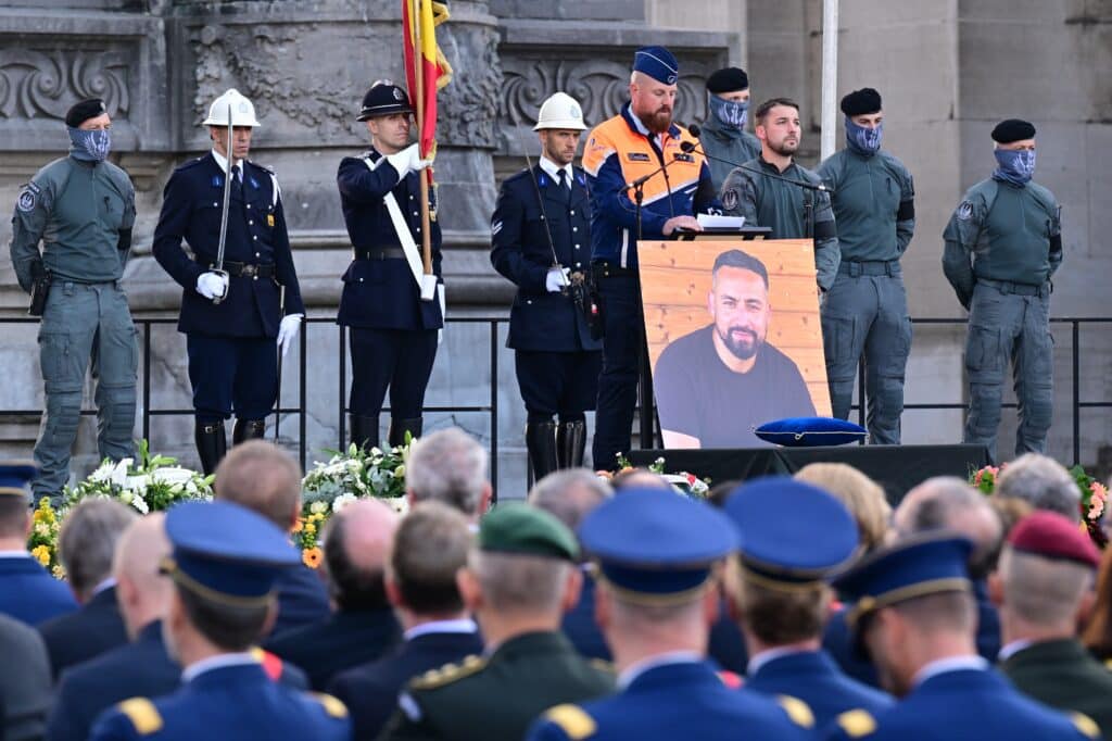 Des centaines de policiers au Cinquantenaire en hommage &agrave; Nordine El Talbi