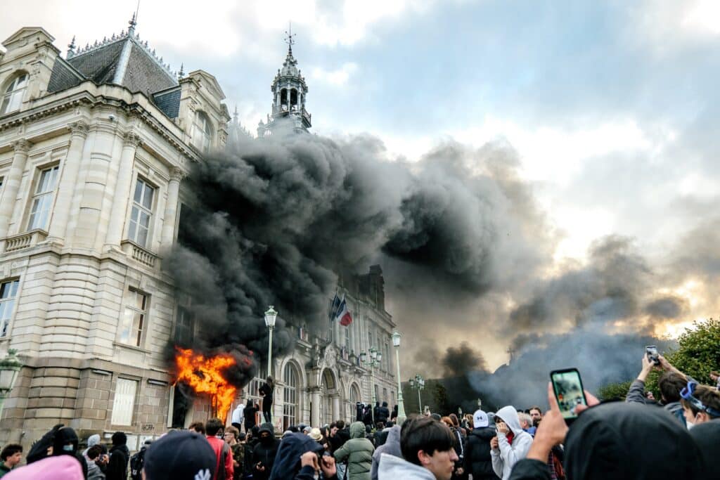17 octobre en France : L'h&ocirc;tel de ville de Limoges incendi&eacute; : le patrimoine municipal d&eacute;vast&eacute; en marge des manifestations