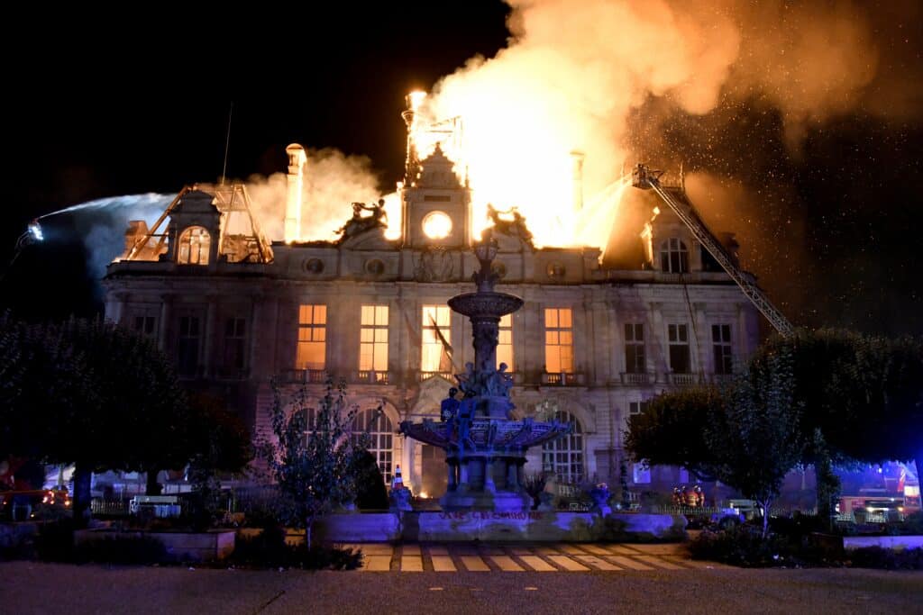 17 octobre en France : L'h&ocirc;tel de ville de Limoges en grande partie effondr&eacute; : la tour et l'&eacute;tat civil ravag&eacute;s par les flammes