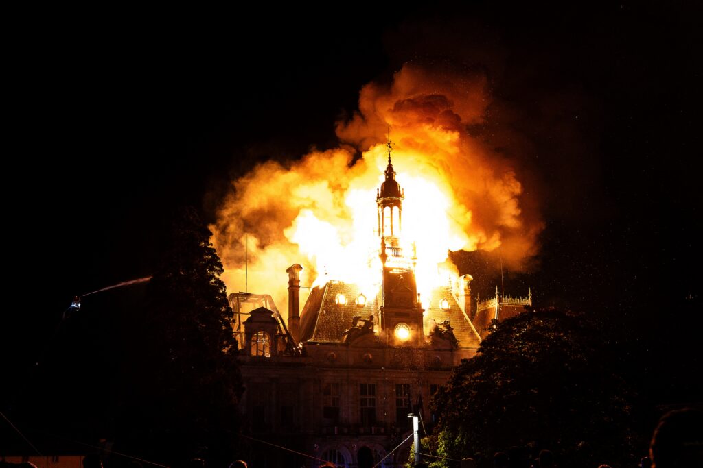La France du 17 octobre fait la une du monde entier et offre &agrave; sa vue le spectacle d'un v&eacute;ritable chaos
