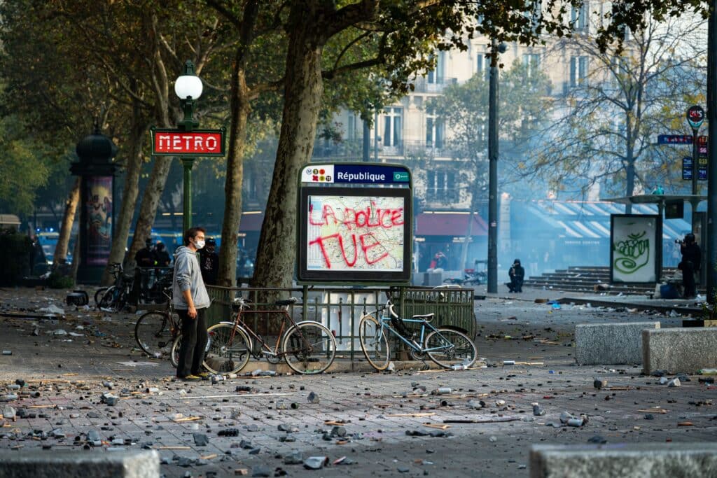 La France du 17 octobre fait la une du monde entier et offre &agrave; sa vue le spectacle d'un v&eacute;ritable chaos
