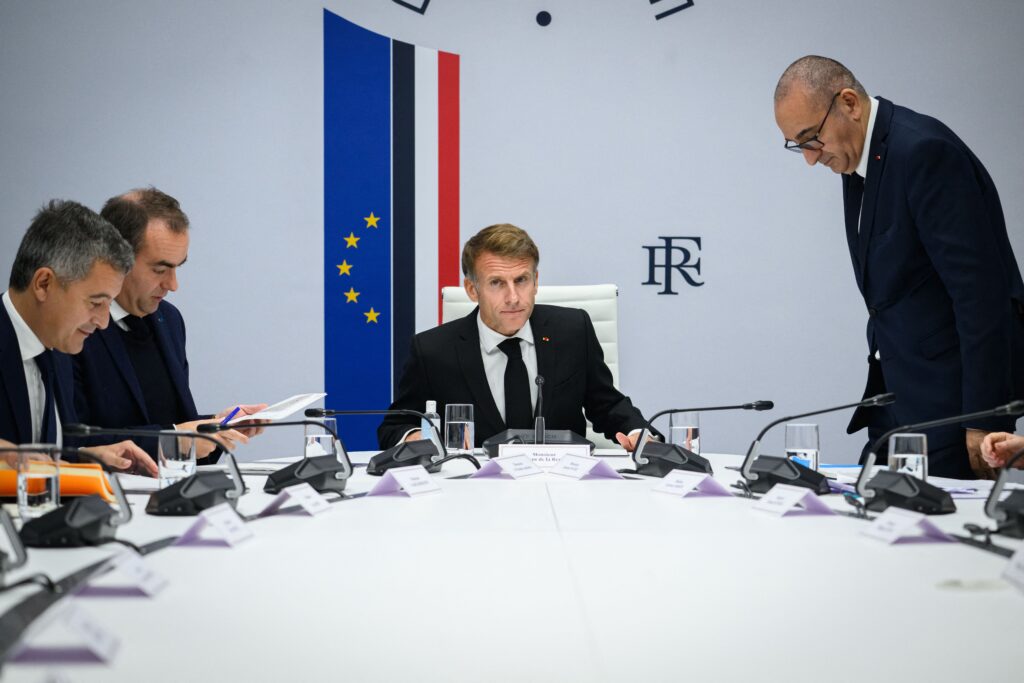 Crise en France : la communication du gouvernement &agrave; l&rsquo;&eacute;preuve de la d&eacute;fiance (chronique)