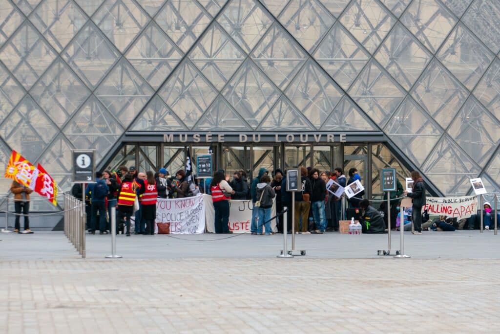 &laquo; Le Louvre est &agrave; nous ! &raquo; : des &eacute;tudiants d'extr&ecirc;me gauche bloquent le mus&eacute;e et privent les touristes de leur visite