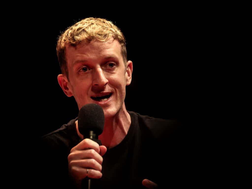 &laquo; Je suis pour qu'on mette le feu aux rues de Paris &raquo; : &Eacute;douard Louis d&eacute;fend la casse et veut interdire l'extr&ecirc;me droite