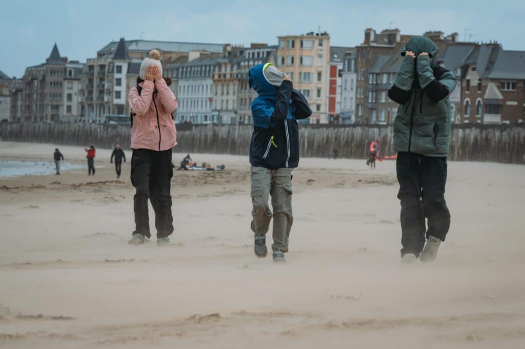La temp&ecirc;te Austen frappe l'Europe occidentale : 300.000 foyers sans &eacute;lectricit&eacute; en France, Bruxelles ferme ses parcs