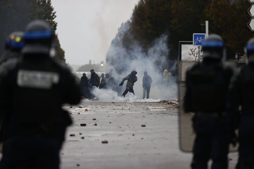 Manifestations du 24 octobre en France : heurts &agrave; Grenoble, Nantes et Nice, tensions dans plusieurs villes