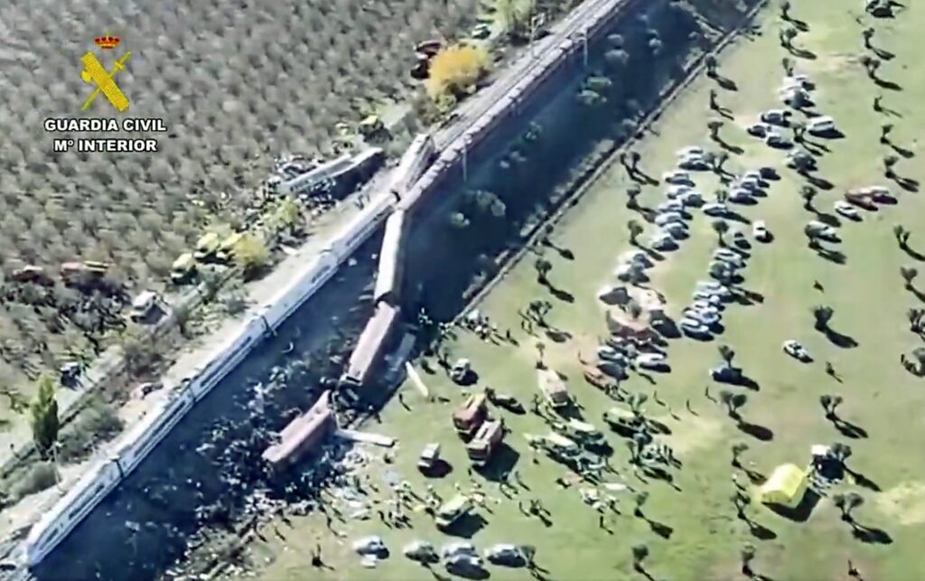 &laquo; C&rsquo;est comme si une bombe avait explos&eacute; &raquo; : les r&eacute;cits gla&ccedil;ants des survivants de la catastrophe ferroviaire en Espagne