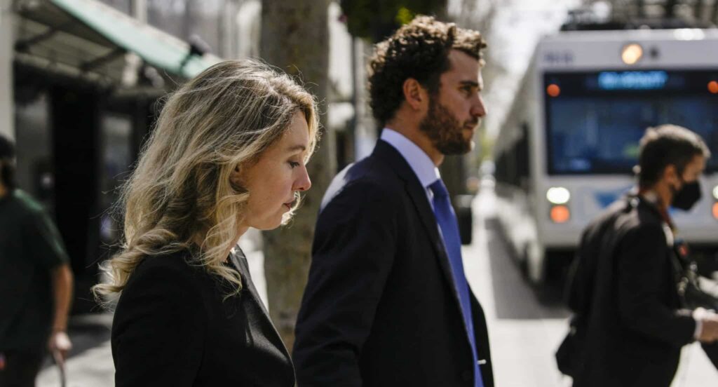 Elizabeth Holmes : un documentaire explosif r&eacute;v&egrave;le les coulisses de sa vie avant et pendant la prison