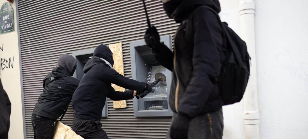 Black Blocs : comment l'ultragauche radicale s'organise pour affronter la police