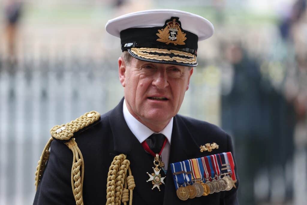Une liaison avec une subordonn&eacute;e lui co&ucirc;te son titre de chevalier : l&rsquo;ancien chef de la Royal Navy d&eacute;chu de ses honneurs