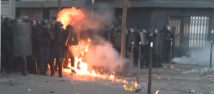 Tensions &agrave; Paris : des policiers ont &eacute;t&eacute; br&ucirc;l&eacute;s par un jet de cocktail Molotov