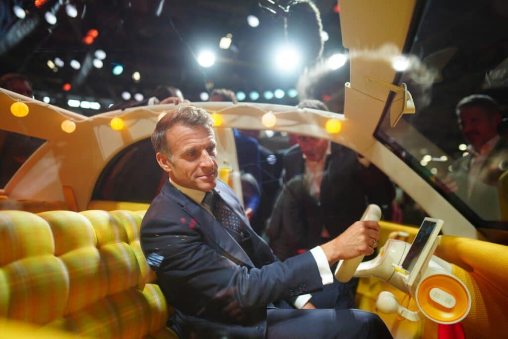 Mondial de l&rsquo;auto : Macron promet de mieux prot&eacute;ger les constructeurs europ&eacute;ens