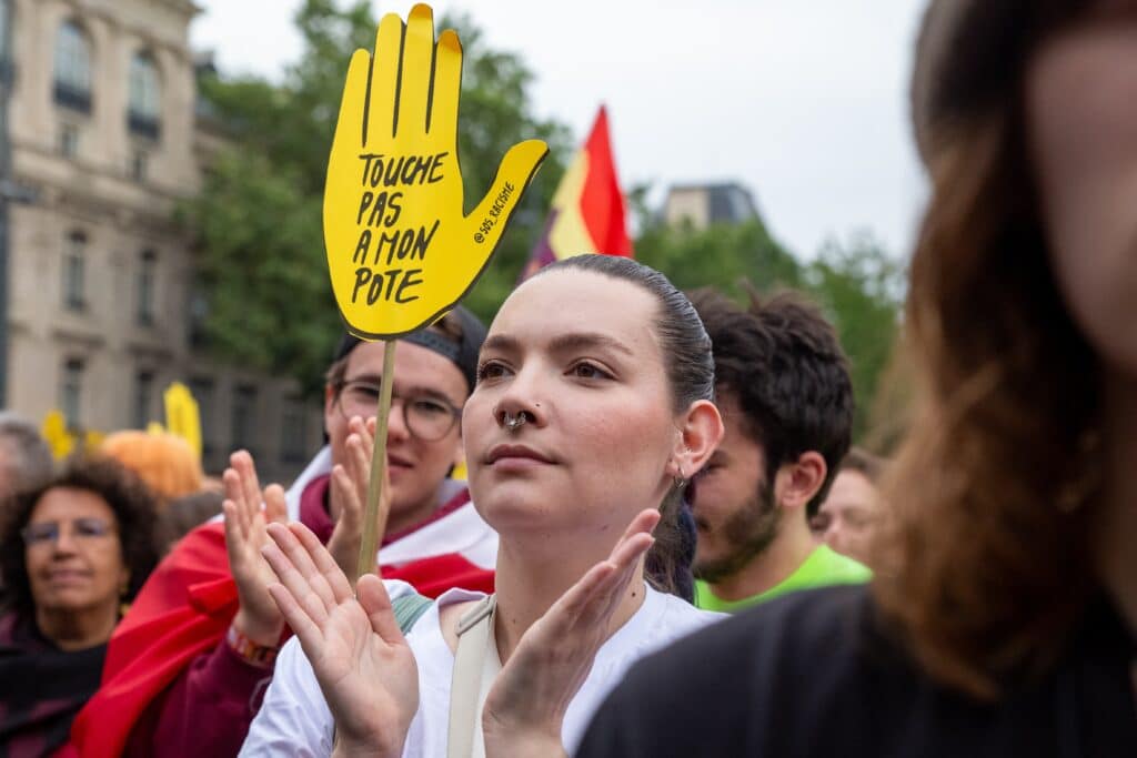 De &laquo;&nbsp;Touche pas &agrave; mon pote&nbsp;&raquo; &agrave; &laquo;&nbsp;Free Palestine&nbsp;&raquo;, qui fa&ccedil;onne les engagements de la jeunesse ? (chronique) - BROUILLON