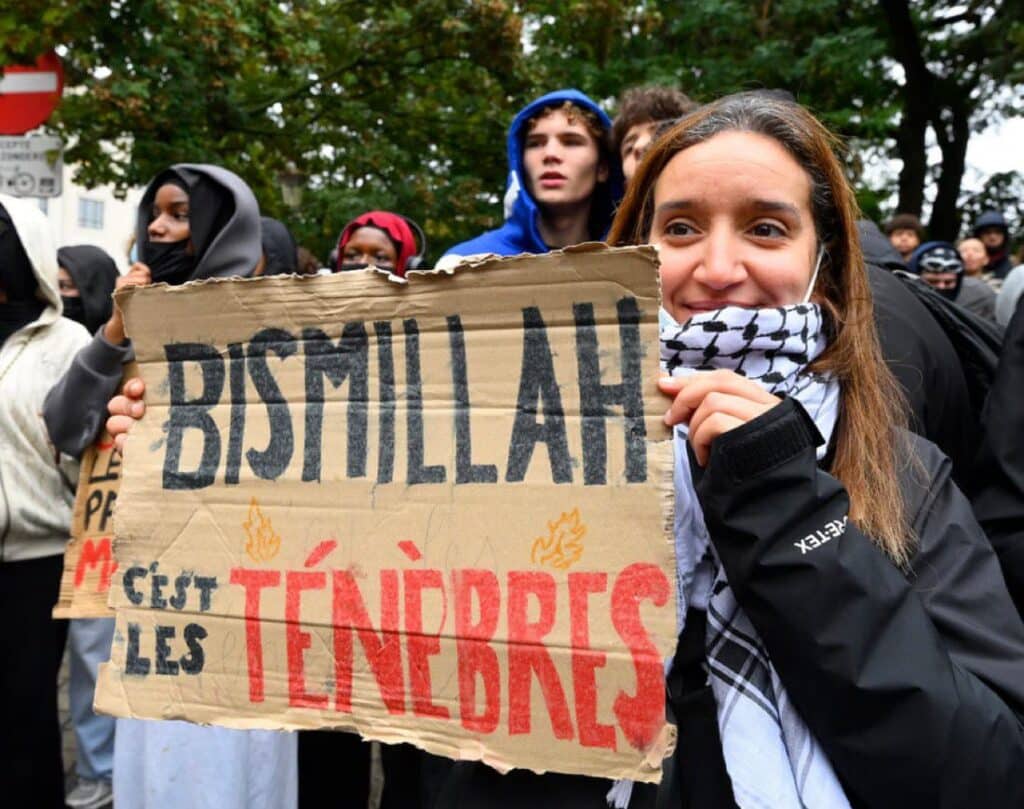 Rajae Maouane a-t-elle r&eacute;ellement &eacute;t&eacute; pouss&eacute;e par la police ? Les images de la manifestation interrogent