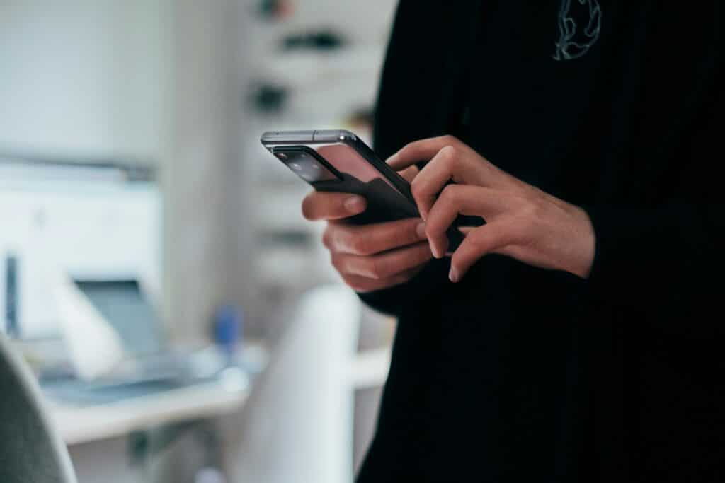L&rsquo;IA fait flamber le prix des smartphones : Samsung y perd, Apple s&rsquo;en sort tr&egrave;s bien (carte blanche)